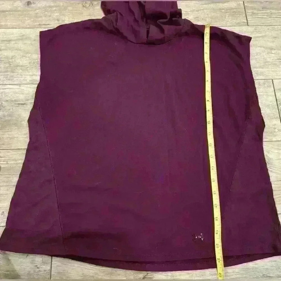 Woman’s Under Armour Maroon Sleeveless hooded Activewear Shirt Size Small - Picture 4 of 5
